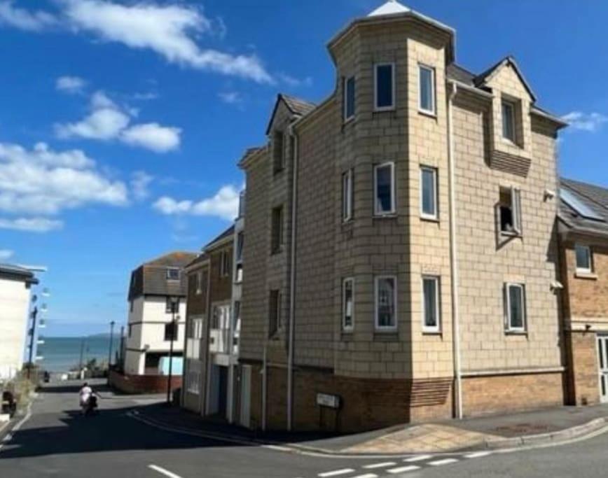Seaside Modern Apartment Westward Ho!  Exterior photo